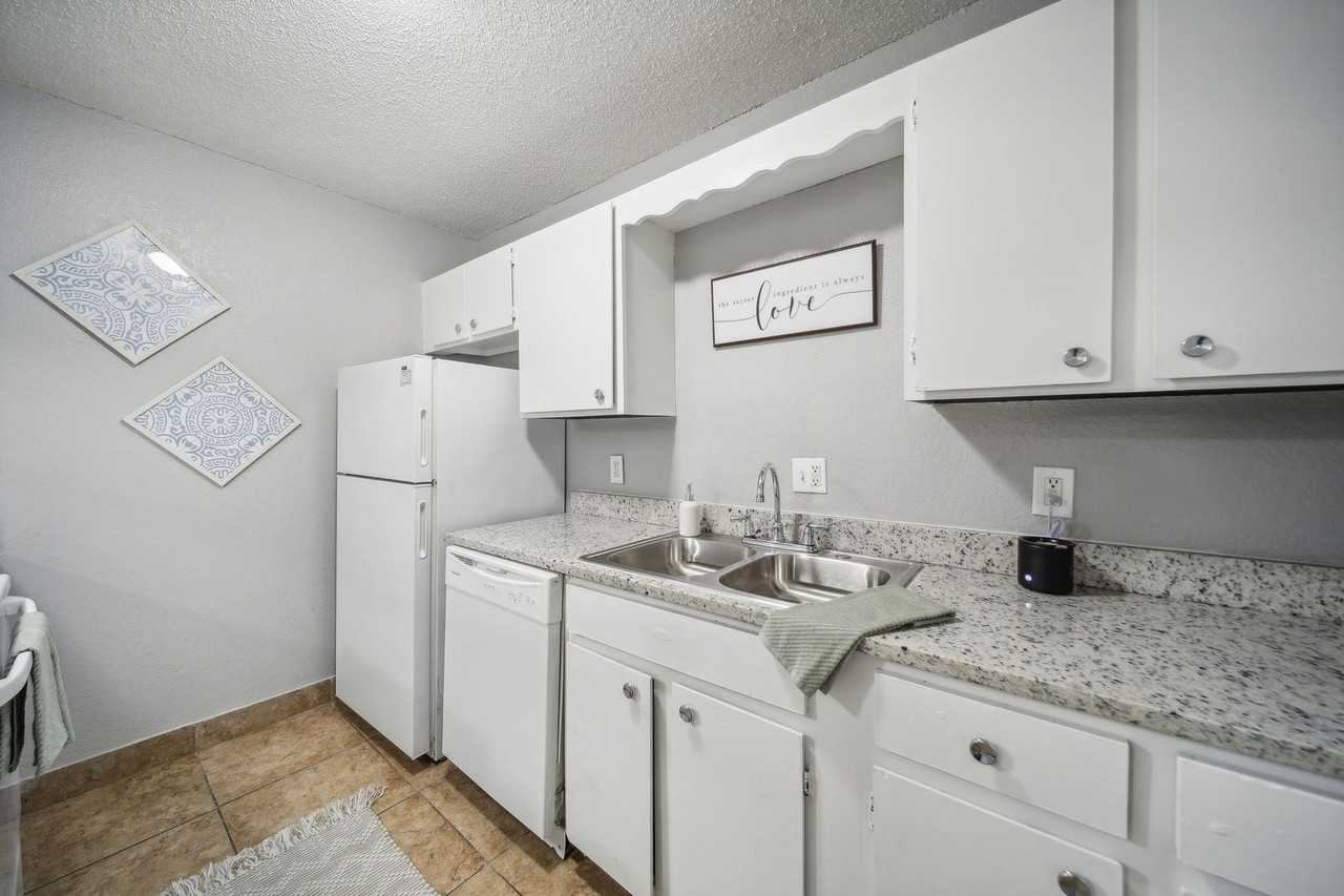 Boca Vista Apartments - Photo 5 of 20