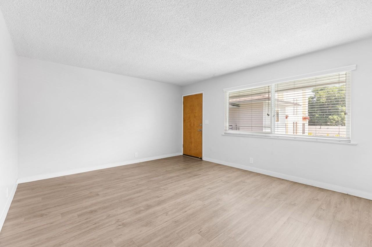 Huntington - Photo 6 of 12