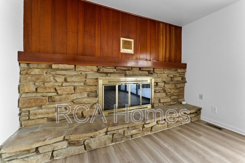 423 Jenny Ln - Photo 4 of 17