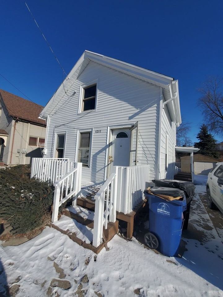 1211 S Memorial Dr - Photo 3 of 16