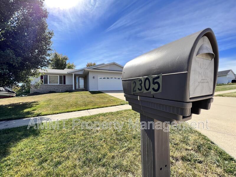 2305 Eastlawn Dr - Photo 2 of 29