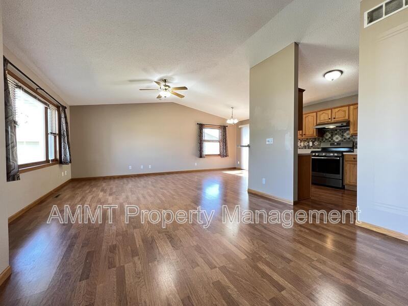 2305 Eastlawn Dr - Photo 3 of 29