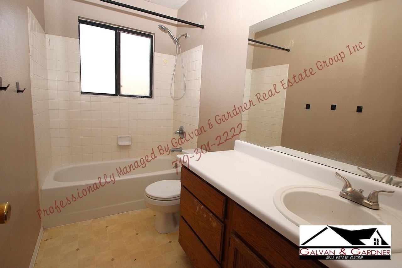 560 Upton Dr - Photo 7 of 19