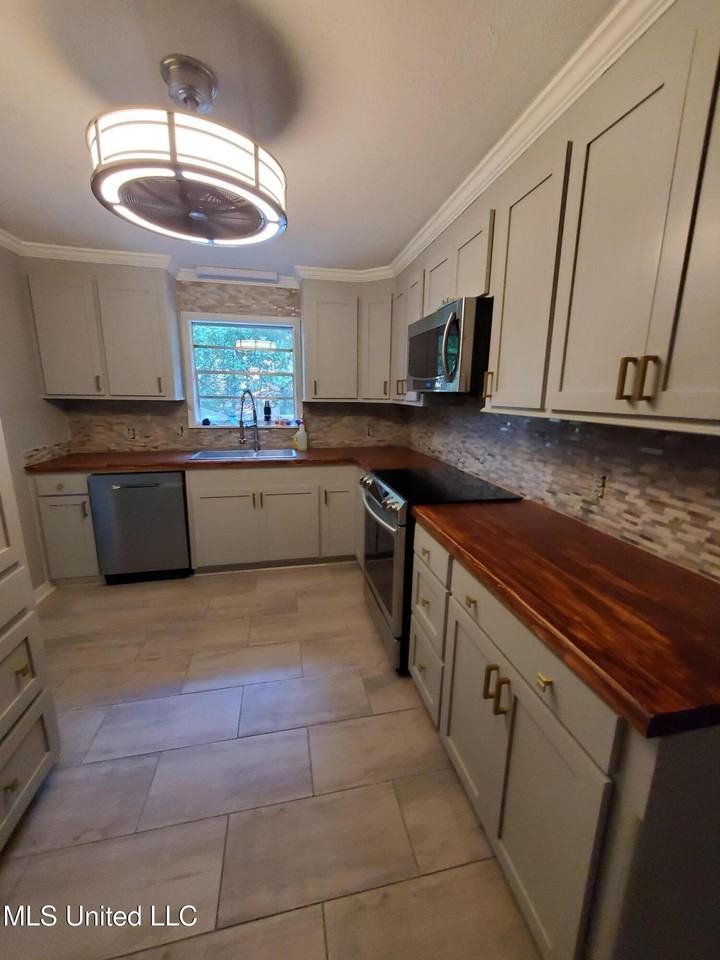 2009 Lake Trace Dr - Photo 2 of 16