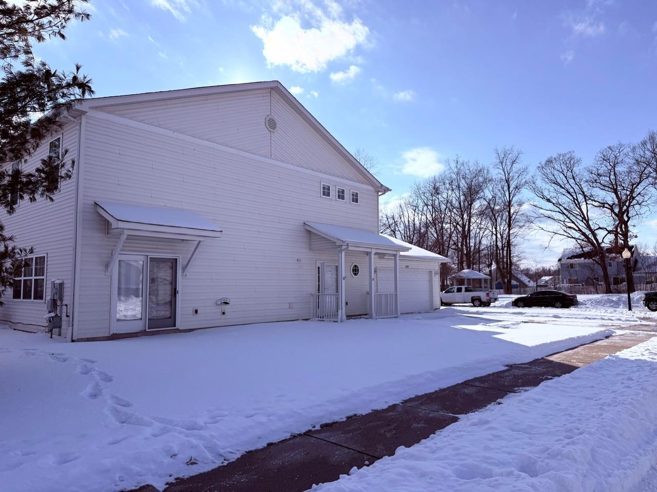 1239 Fox Hollow Dr - Photo 2 of 10