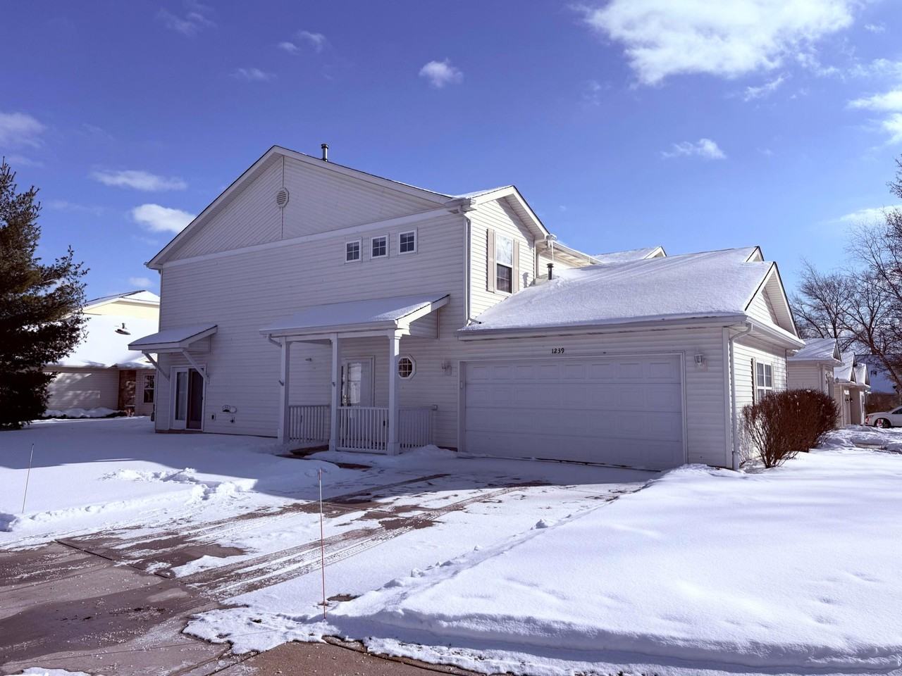 1239 Fox Hollow Dr - Photo 3 of 10