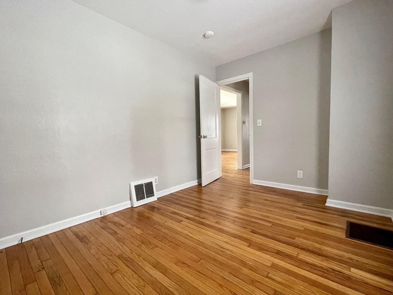 2609 Amherst Ave - Photo 4 of 12