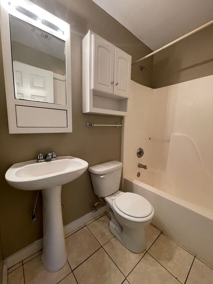 220 Saint George St - Photo 5 of 14