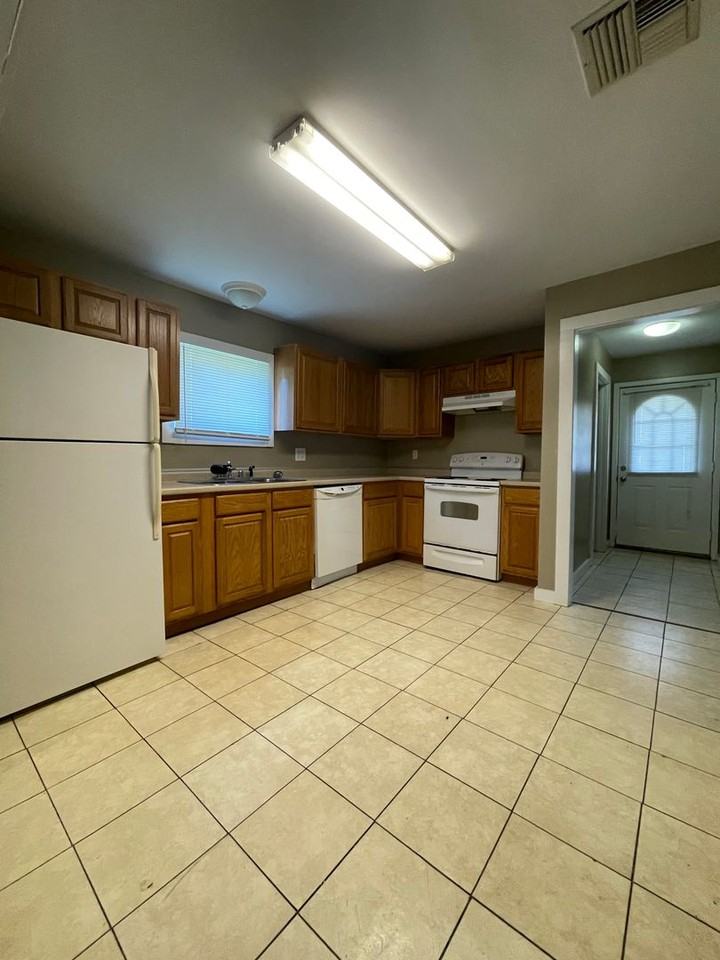 220 Saint George St - Photo 6 of 14