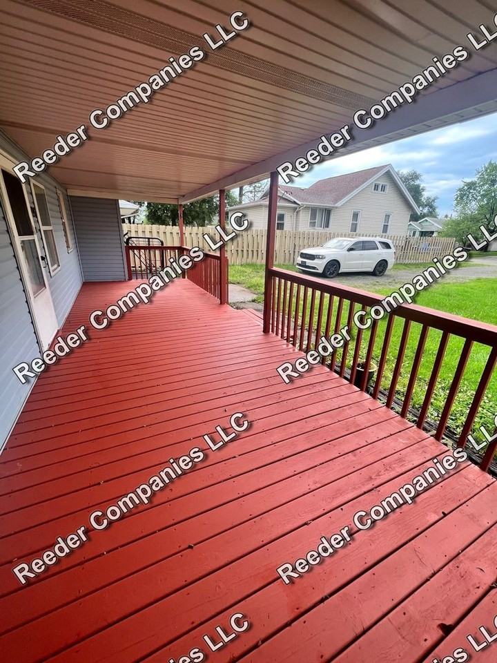 726 Spruce St - Photo 4 of 15