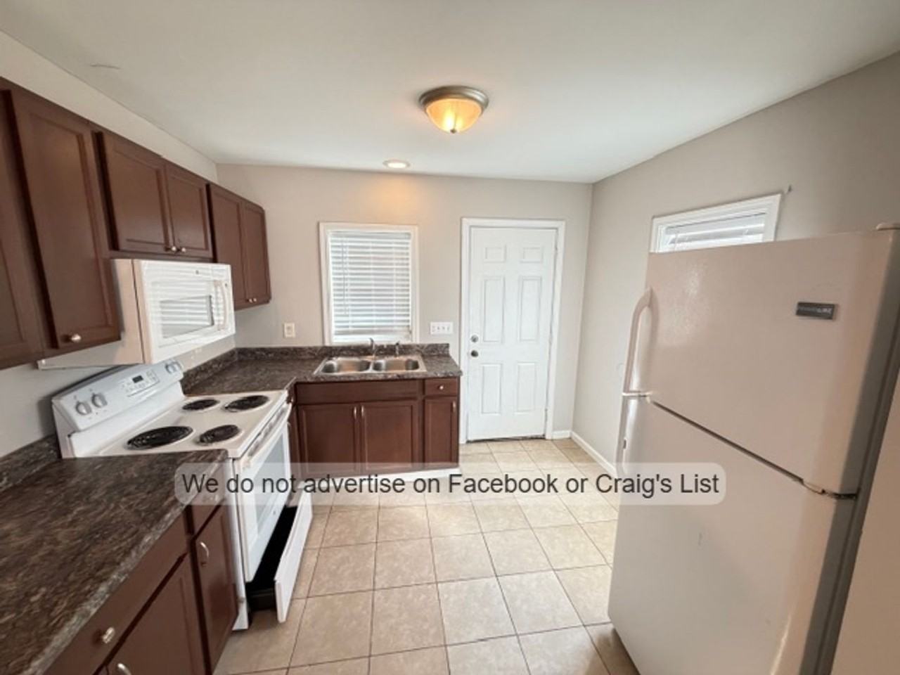 834 E Orange St - Photo 3 of 9