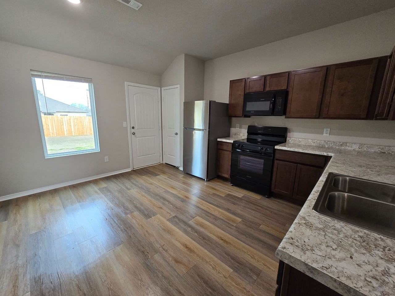 4520 Olympic Dr - Photo 4 of 13