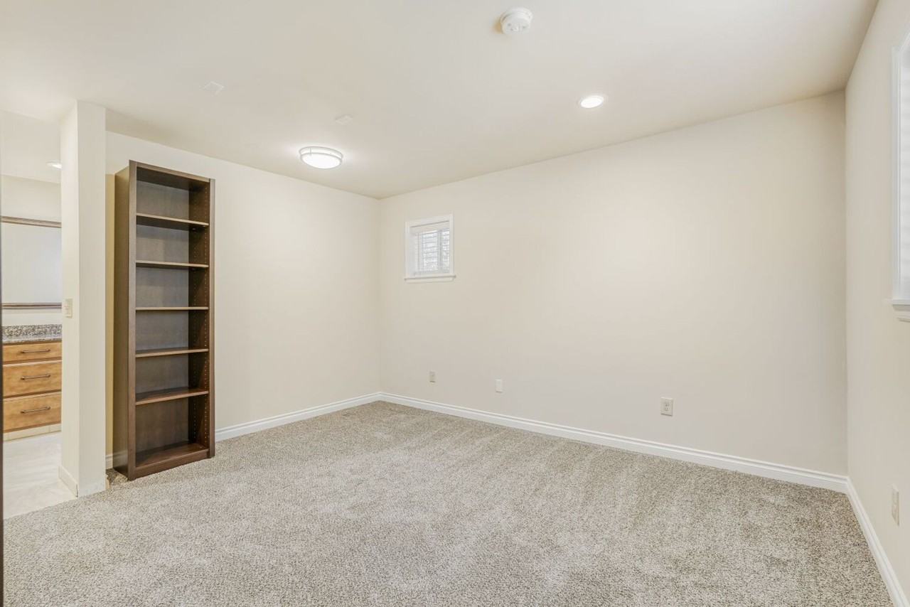 19330 Linden Ave N - Photo 5 of 11