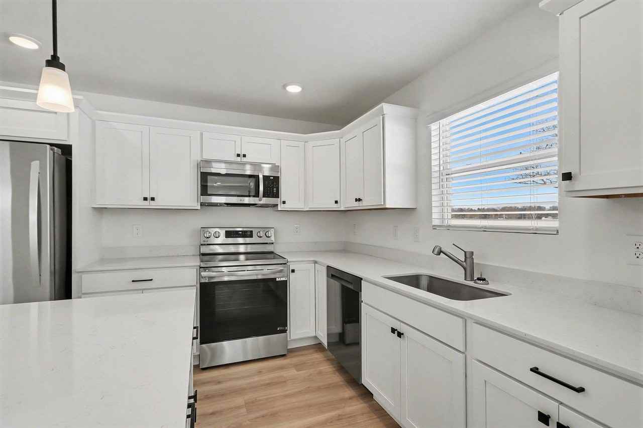 114 Iris Ct - Photo 3 of 19