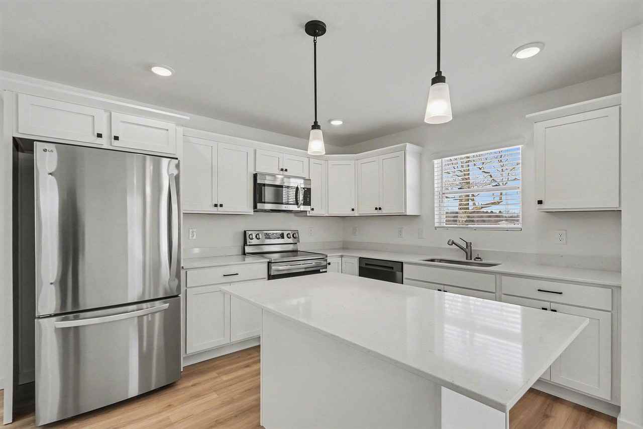 114 Iris Ct - Photo 4 of 19