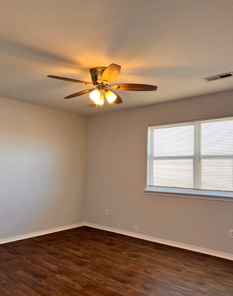 2212 E 8th St #D - Photo 2 of 6