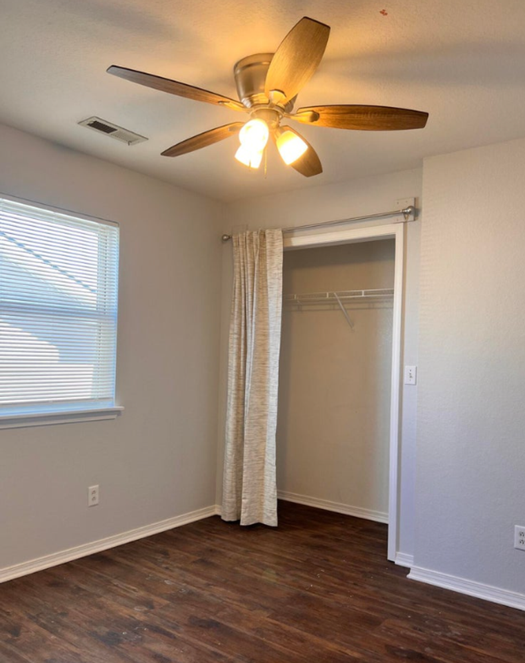 2212 E 8th St #D - Photo 3 of 6