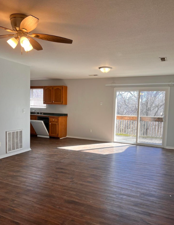 2212 E 8th St #D - Photo 4 of 6