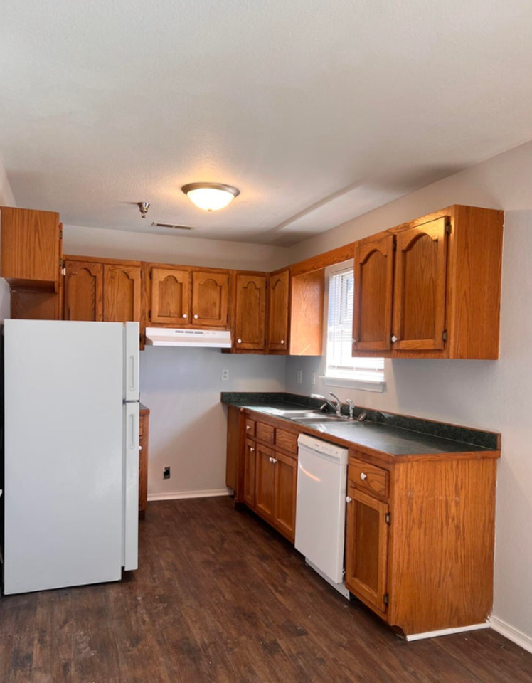 2212 E 8th St #D - Photo 5 of 6