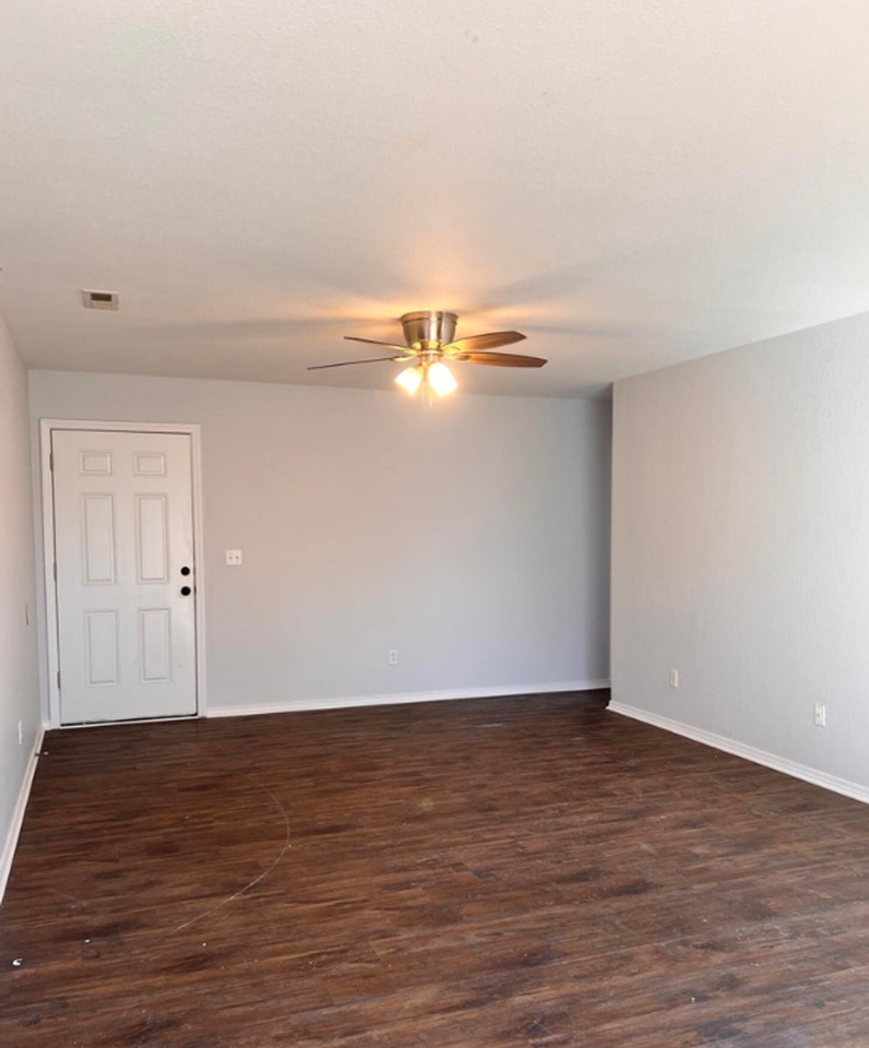 2212 E 8th St #D - Photo 6 of 6