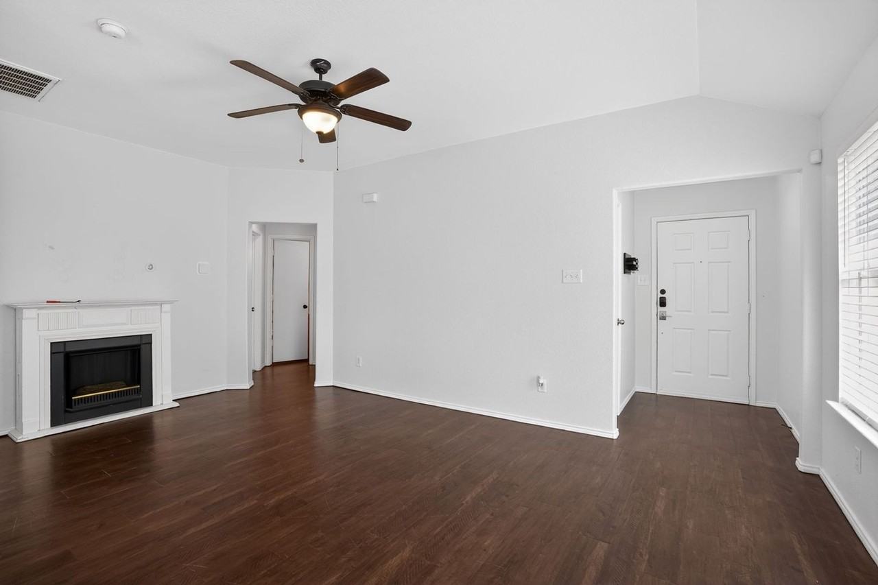 1942 Courtside Dr - Photo 3 of 21