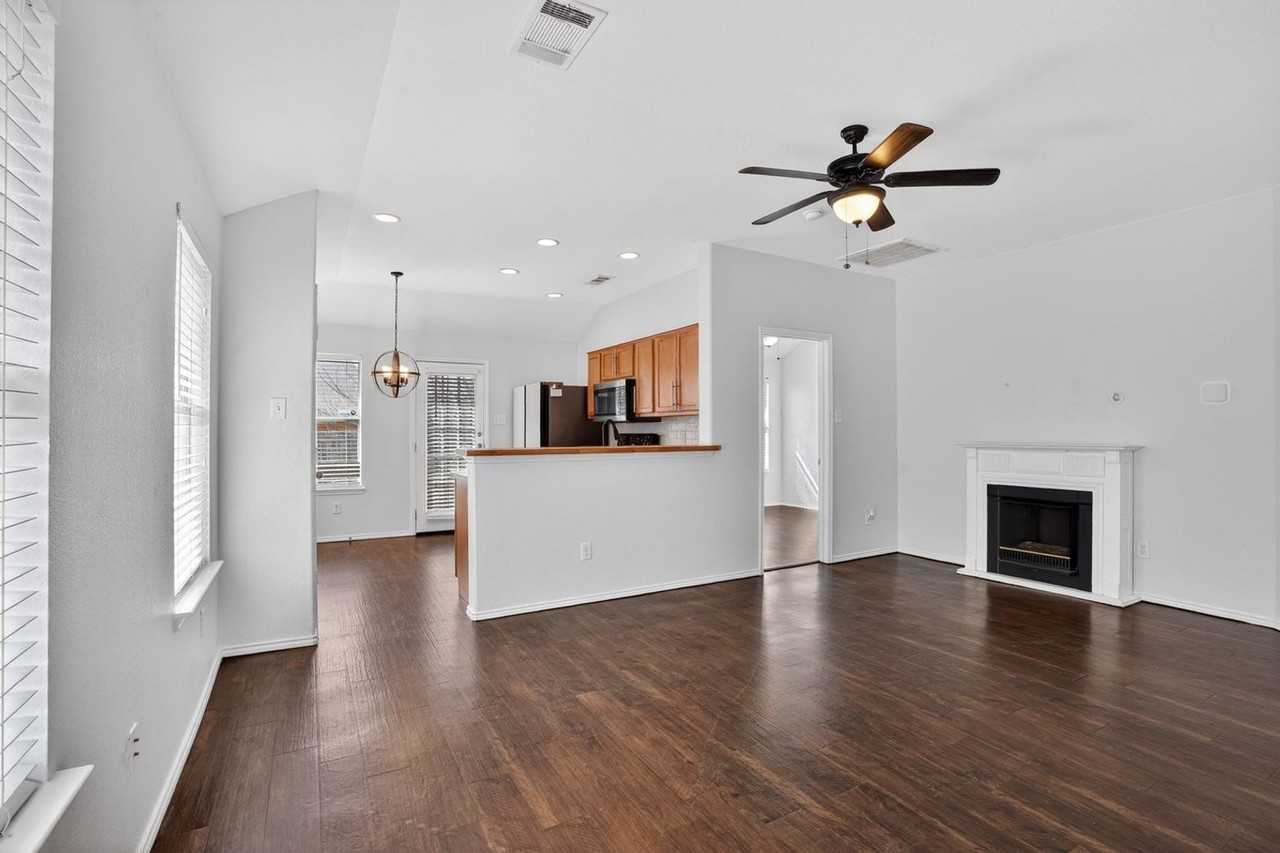 1942 Courtside Dr - Photo 4 of 21