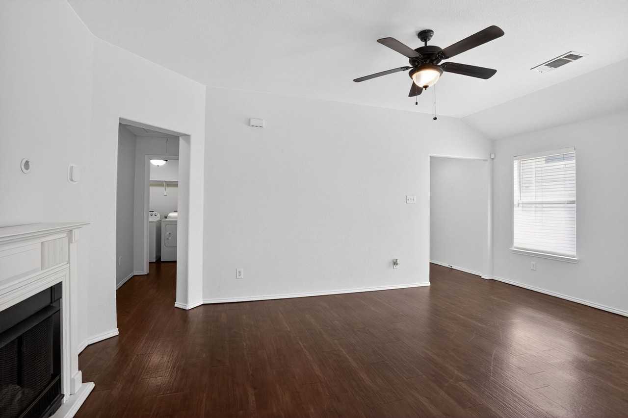 1942 Courtside Dr - Photo 5 of 21