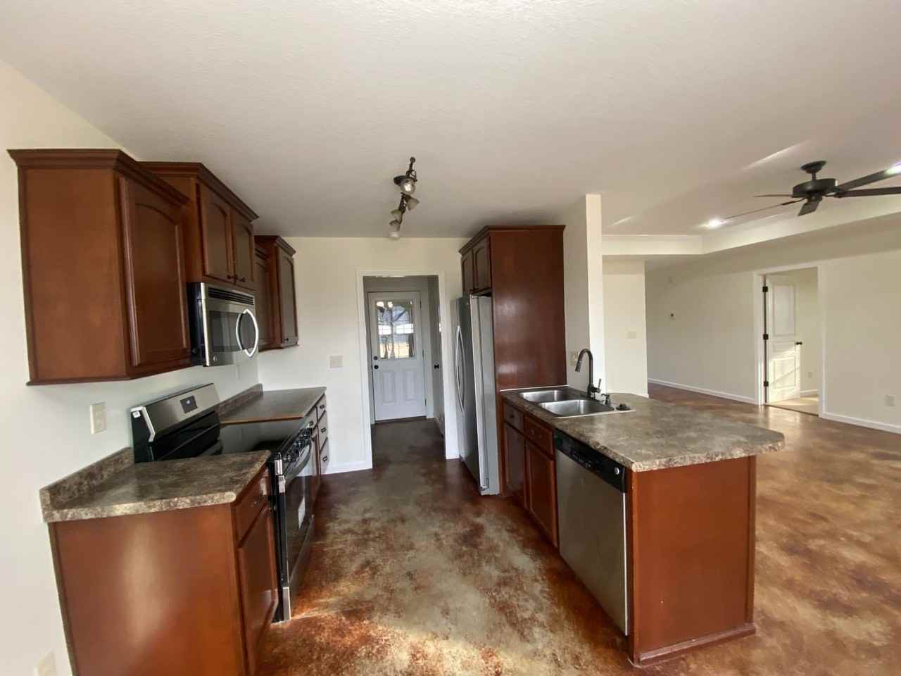 4737 Wildwood Ln - Photo 6 of 16