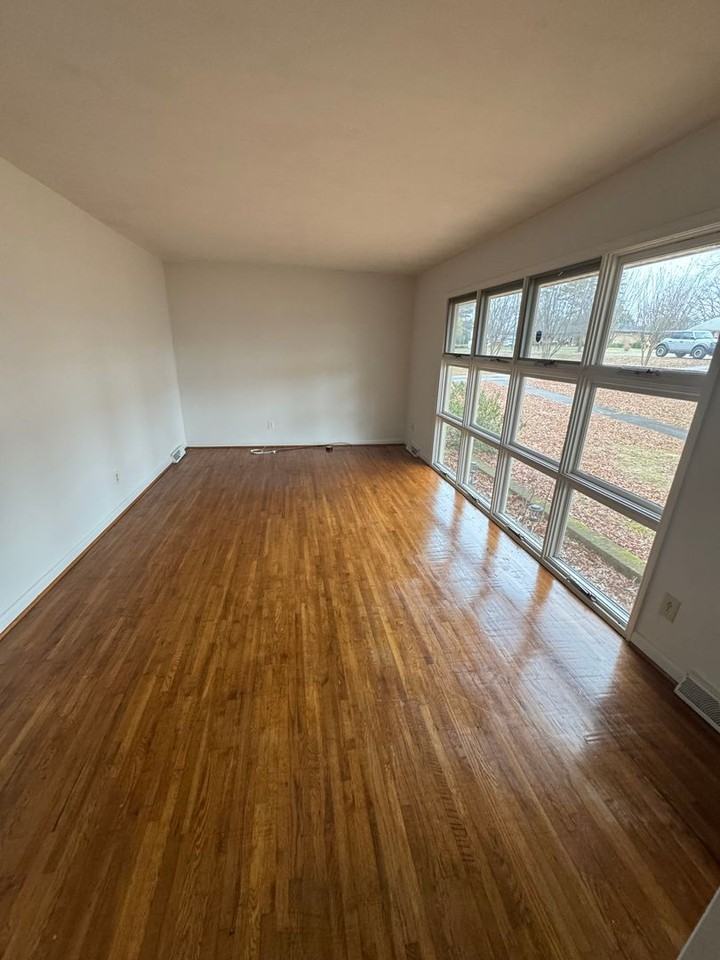 1823 Amberhill Ln - Photo 4 of 15