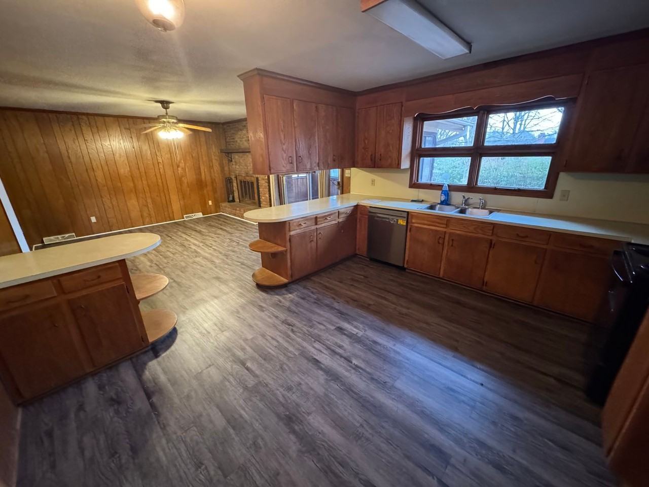 1823 Amberhill Ln - Photo 7 of 15