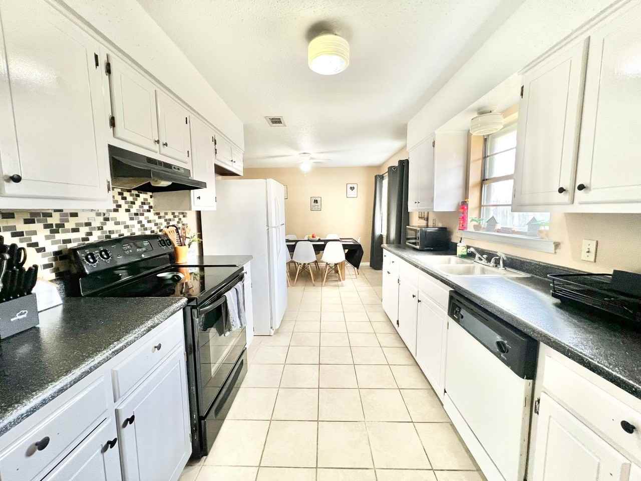 13750 Chalmette Ave - Photo 5 of 8