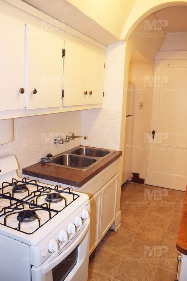 322 1/2 W Laurel St - Photo 4 of 13