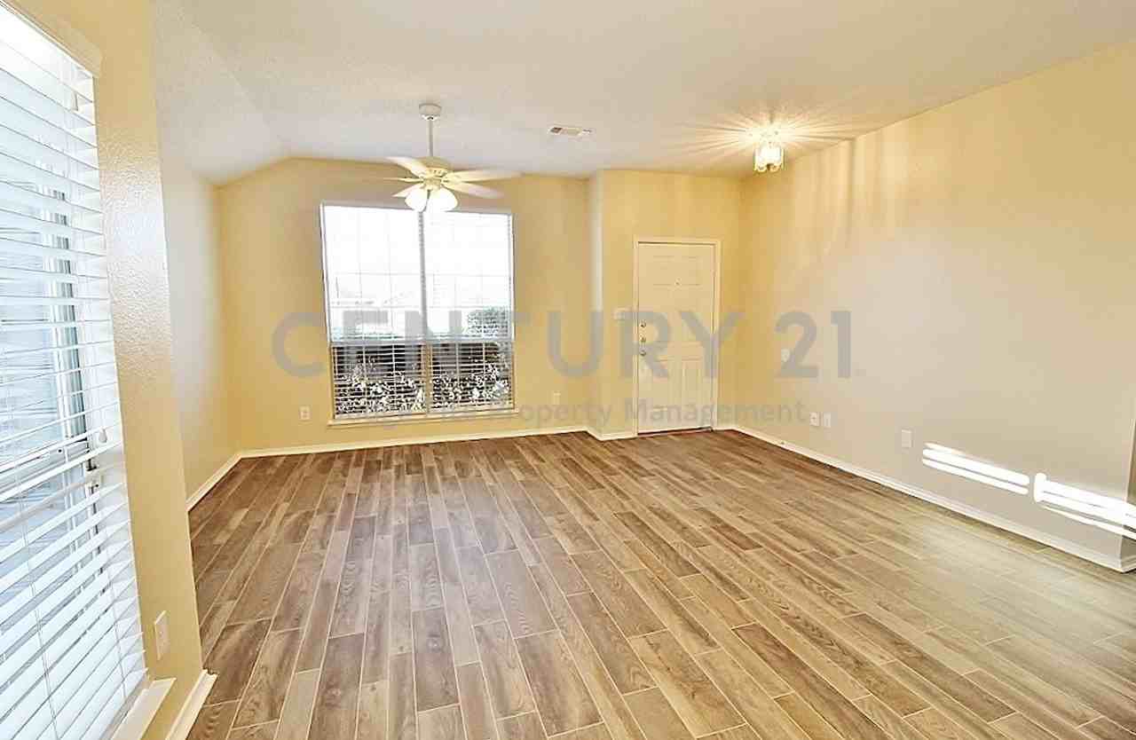 948 Applewood Dr - Photo 3 of 11