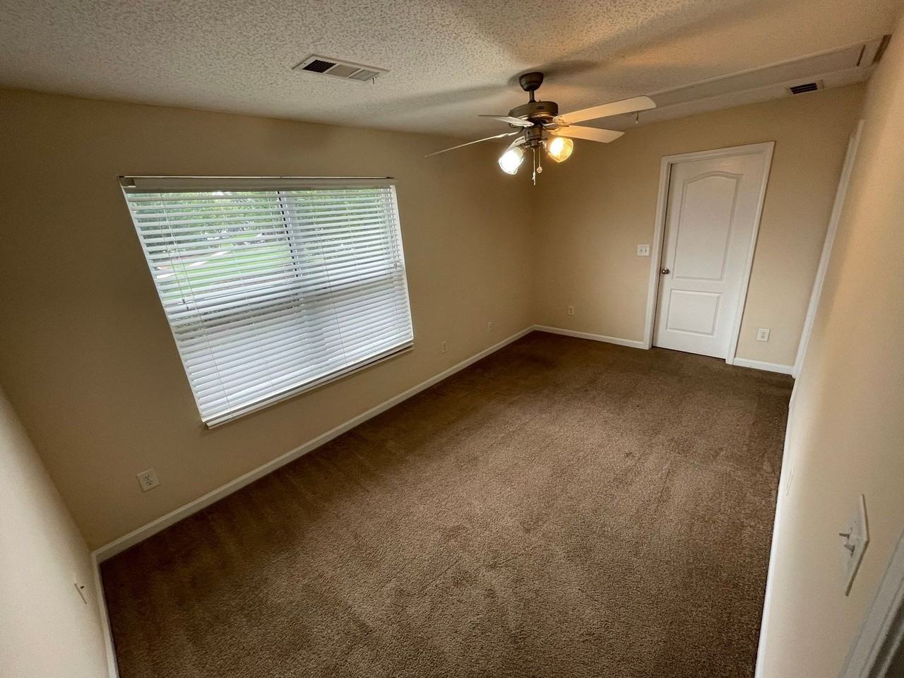 211 Katydid Dr - Photo 5 of 17