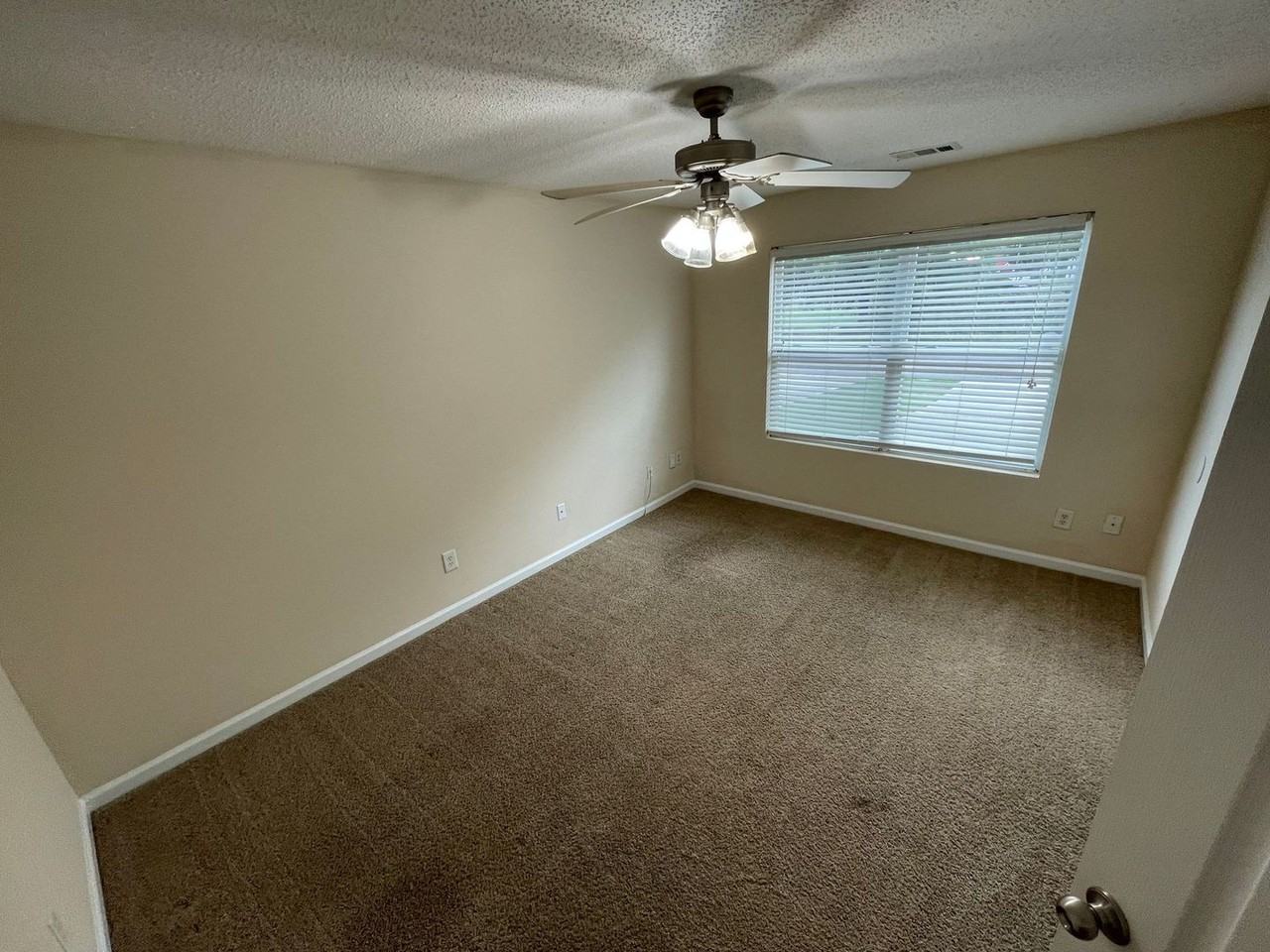 211 Katydid Dr - Photo 7 of 17