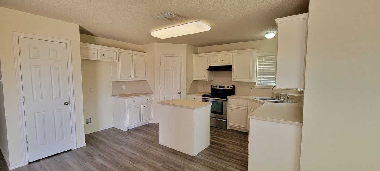 6537 7th St - Photo 4 of 25