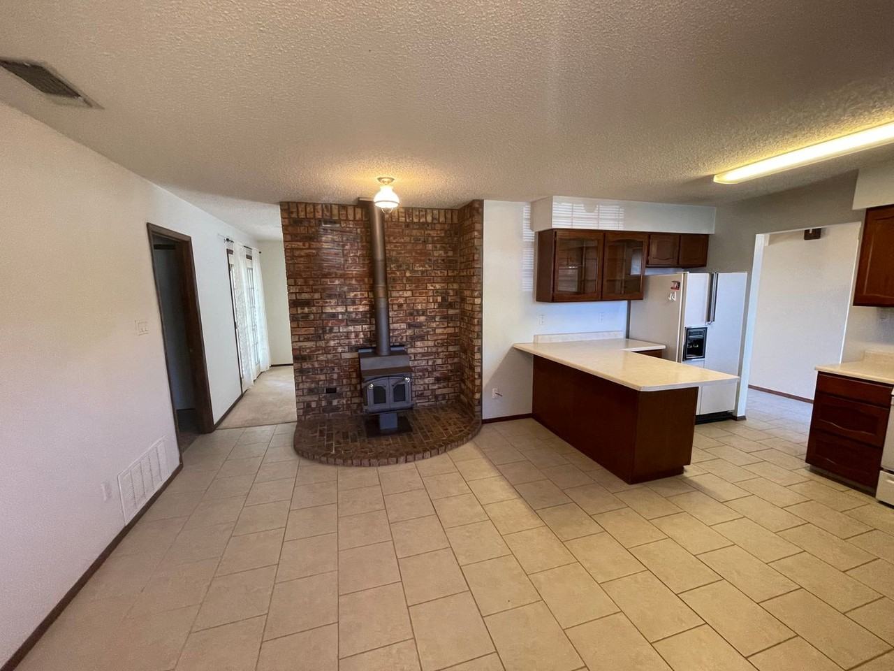 2403 Sierra Vista Rd - Photo 3 of 16