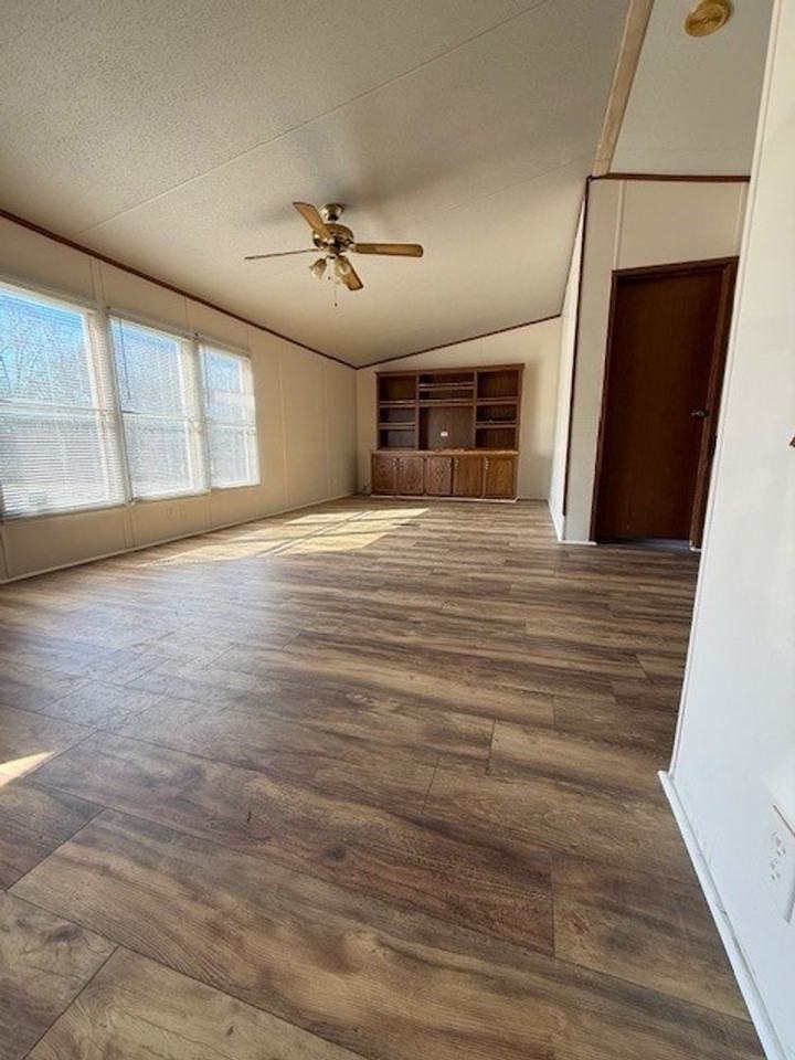 1157 Rossview Rd - Photo 2 of 14