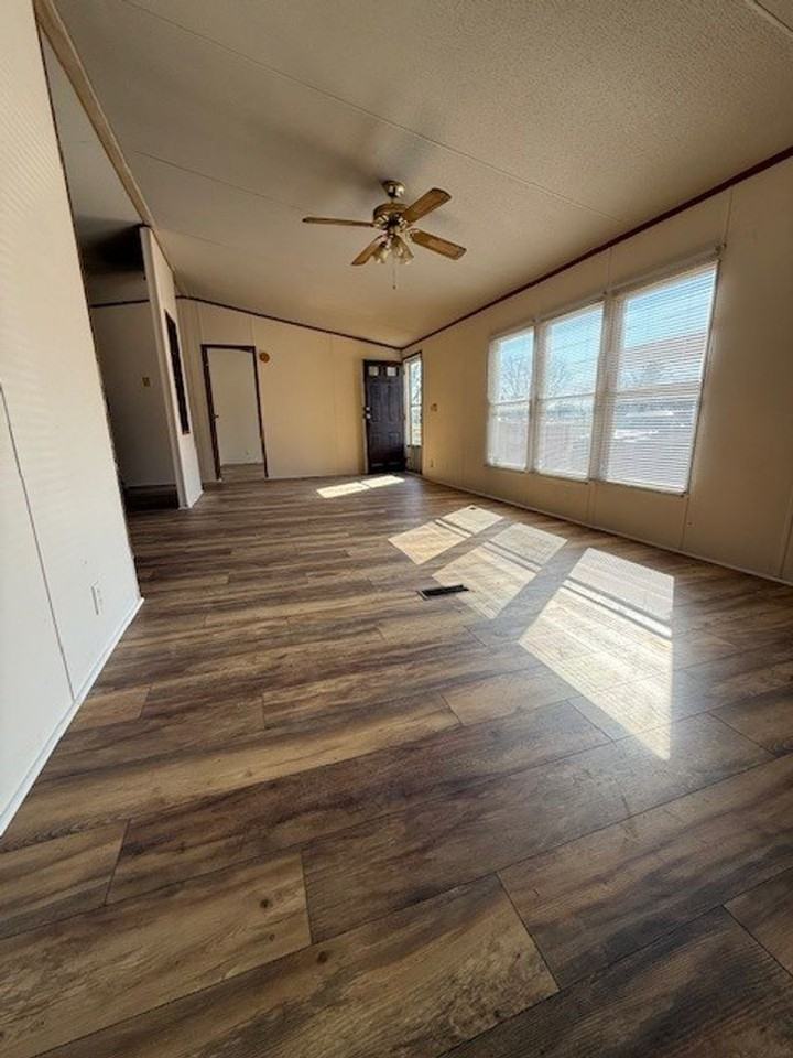 1157 Rossview Rd - Photo 3 of 14