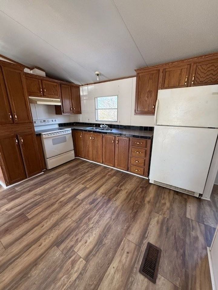 1157 Rossview Rd - Photo 5 of 14