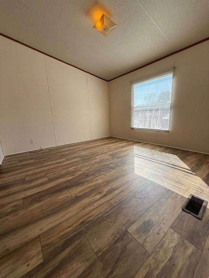 1157 Rossview Rd - Photo 7 of 14