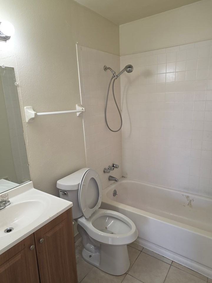 718 56th Ave E - Photo 5 of 10