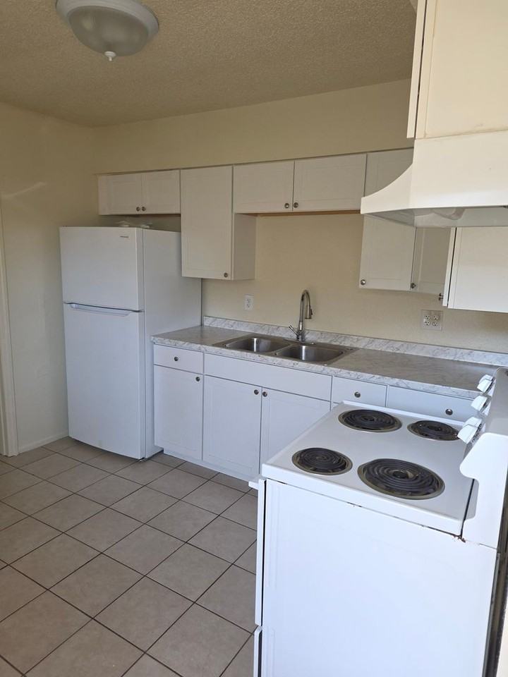 718 56th Ave E - Photo 6 of 10