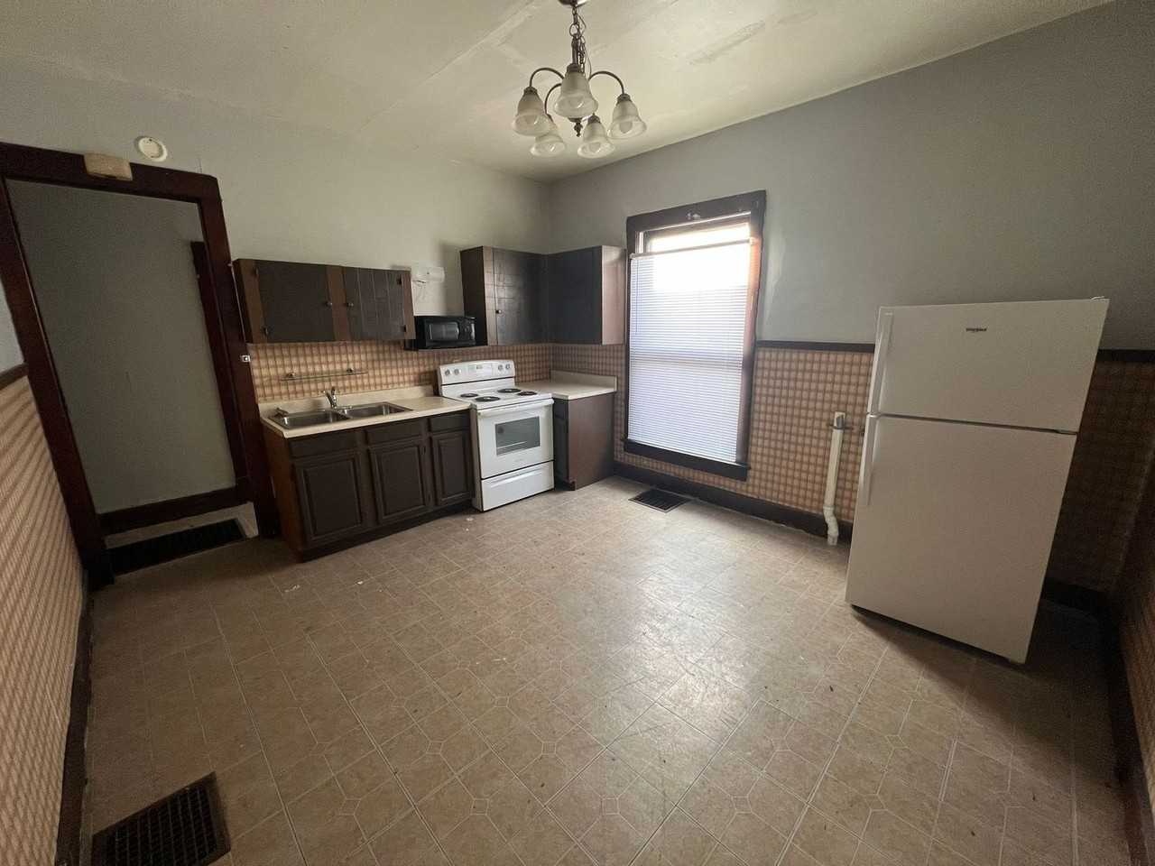 1621 W Jackson St (Wynn Funds LLC) - Photo 6 of 8