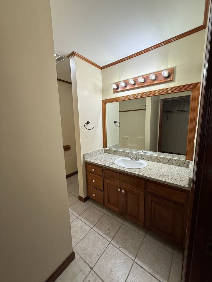 8250 Governor Dr - Photo 5 of 22