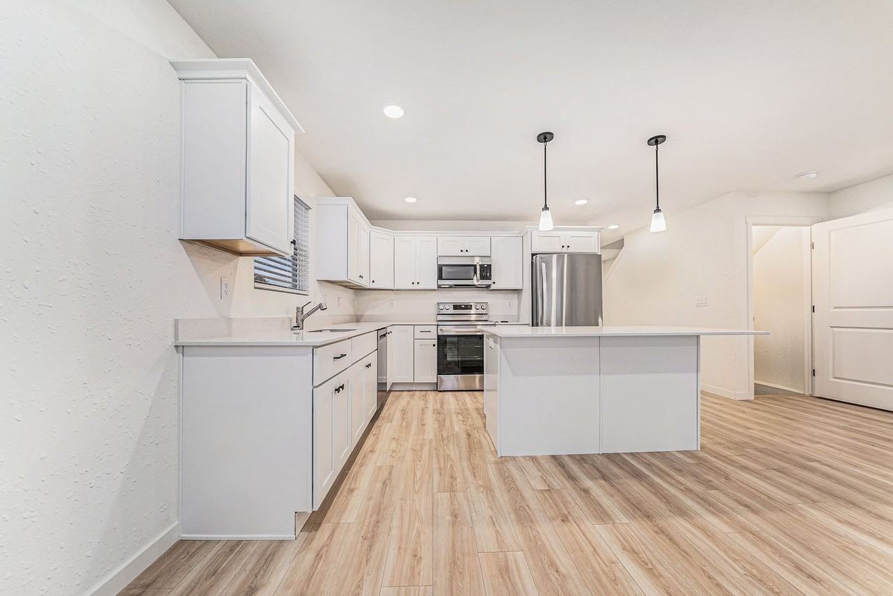 102 Iris Ct - Photo 3 of 20