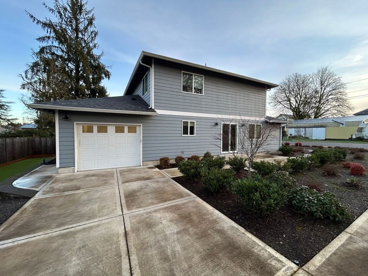 241 S Park St - Photo 3 of 25