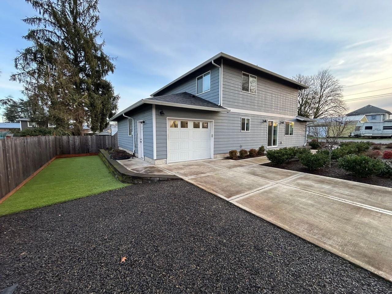 241 S Park St - Photo 4 of 25