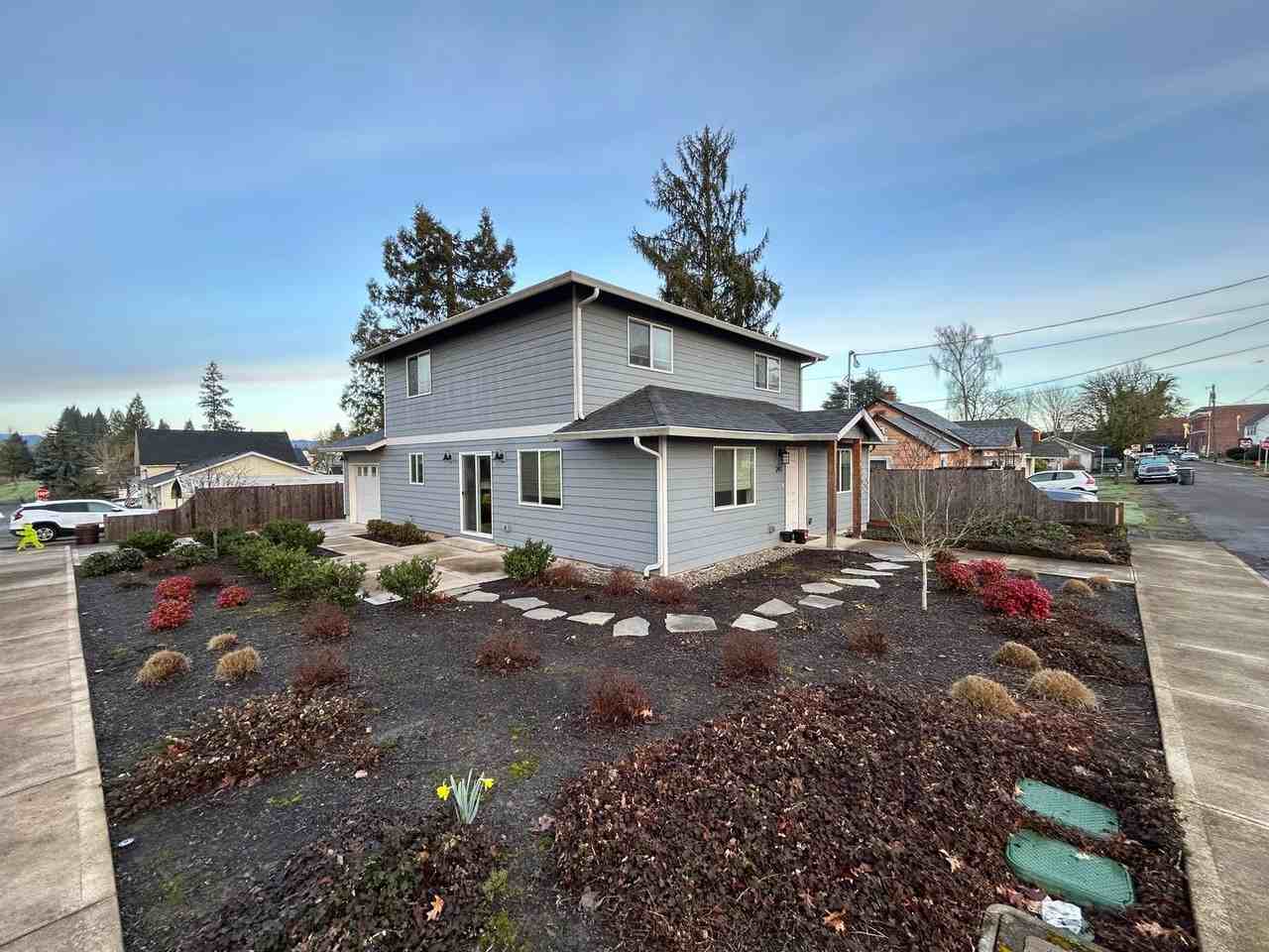 241 S Park St - Photo 5 of 25