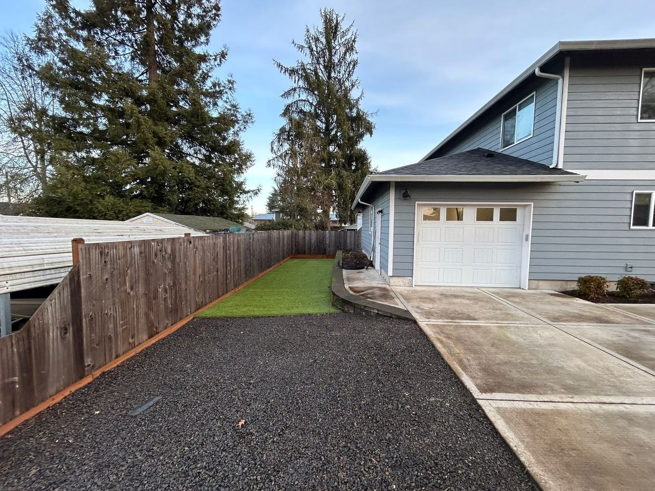 241 S Park St - Photo 6 of 25